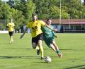 Bild: Hubert Ziegler
Philipp Götz (rechts) erzielte zwar den ersten Treffer der Partie, unterlag dem FC Amberg um Spielertrainer Mario Zitzmann dennoch mit 2:1.
