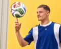 Bild: ---/Adidas/dpa
Florian Wirtz mit dem offiziellen WM-Spielball „Trionda“.
