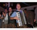 Bild: kro
Party inmitten der Festbesucher: Da muss gute Laune aufkommen.