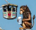 Bild: Peter Kneffel/dpa
Wiesn-Besucher fahren in einem Riesenrad auf dem 190. Münchner Oktoberfest an der Kulisse einen überdimensionalen Löwen mit Bierkrugs vorbei.