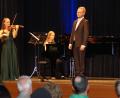 Bild: wel
Begleitet von Pianistin Julia Vogl und Violinistin Veronika Pröbstl präsentierte Stephan Schlögl das Konzert.