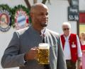 Bild: Stefan Puchner/dpa
Anstoßen auf den zehnten Saisonsieg? Bayern-Coach Vincent Kompany in Oktoberfest-Tracht.