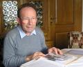 Archivbild: ds
Konrad Adelmann bei der Zeitungslektüre. Der Träger des Bundesverdienstkreuzes war fast 30 Jahre lang Bürgermeister von Etzelwang.