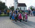 Bild: Gerda Stollner
Im Anschluss an den Festgottesdienst tanzten die Kinder in Tracht den kleinen Kirwabaum aus.