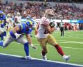 Bild: Marcio Jose Sanchez/AP/dpa
Christian McCaffrey (r) feierte mit den San Francisco 49ers einen überraschenden Sieg in Los Angeles.