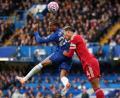 Bild: Ian Walton/AP/dpa
Chelseas Joao Pedro (l) gegen Liverpools Virgil van Dijk.