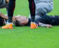Bild: Rolf Vennenbernd/dpa
Bayer Leverkusens Kapitän Alejandro Grimaldo liegt nach einem Zusammenprall auf dem Boden.