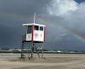 Bild: Federico Gambarini/dpa
Ein Regenbogen steht an einem Himmel voll dunkler Wolken über der Nordsee und über der Insel Juist.