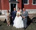 Bild: Henning Kaiser/dpa
Joe Laschets Eltern - der Politiker Armin Laschet und seine Frau Susanne - posieren nach der Hochzeit mit dem Brautpaar.