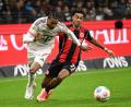 Bild: Arne Dedert/dpa
Oft einen Schritt schneller als Frankfurts Nathaniel Brown: Bayern-Star Michael Olise (l).
