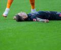 Bild: Rolf Vennenbernd/dpa
Bayer Leverkusens Kapitän Alejandro Grimaldo liegt nach einem Zusammenprall mit dem eigenen Mann benommen auf dem Boden.