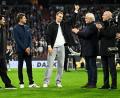 Bild: Tom Weller/dpa
Rudi Völler (2. von rechts) kann die Diskussion um eine Rückkehr von Manuel Neuer (Mitte) verstehen.