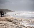 Bild: Daniel Bockwoldt/dpa
Sturmflut vor Sylt. Das Wetter lockte auch Spaziergänger an die Nordsee.