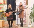 Bild: pi
Das Duo "Marina & Magdalena" (von rechts) begeistert die Zuhörer.