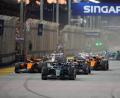Bild: Vincent Thian/AP/dpa
Mercedes-Pilot George Russell (M) verteidigte Platz eins am Start.