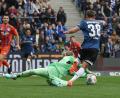 Bild: Friso Gentsch/dpa
Schalkes Torwart Loris Karius rettet einen Schuss von Bielefelds Marius Wörl.