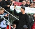 Bild: Harry Langer/dpa
Sandro Wagner reagiert nach dem Abpfiff mit einer Geste Richtung Publikum.
