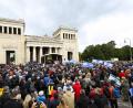 Bild: Tobias Hase/dpa
Menschen stehen bei der Kundgebung „Dach gegen Hass“ gegen Antisemitismus am Königsplatz in München.