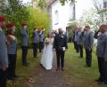 Bild: bk
Karolina Diebel und Patrick Müller laufen vor der Martinskirche in Kaltenbrunn durch das Ehrenspalier der Bundeswehr. Hauptmann Marco Thalmann (links) gratuliert mit einem Blumenstrauß.