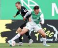 Bild: Daniel Löb/dpa
Hannover-Profi Maurice Neubauer (links) und der Fürther Lukas Reich kämpfen um den Ball.