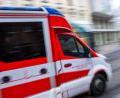 Bild: Jens Büttner/dpa
Rettungskräfte bringen die drei Verletzten in eine Klinik. (Symbolbild)