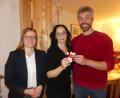 Bild: rn
Thomas Ott übergab Karoline Forster einen "Glücksbär", den er 2019 von Peter Lehr erhalten hatte. SPD-Landtagsabgeordnete Nicola Bäumler (links) dankte Forster für deren bisherige konstruktive und vertrauensvolle Zusammenarbeit.