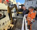 Bild: Lara Schmaus, Stadt Schwandorf
Oberbürgermeister Andreas Feller (links) informiert sich bei einem Besuch in der Breite Straße in Schwandorf über den Fortschritt der Baustelle.