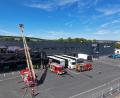 Bild: fpoz
70 Feuerwehrler mit zwölf Einsatzfahrzeugen kamen zum Fahrrad- und Logistikzentrum der Firma Cube in Waldershof. Das Übungsszenario sah einen Brand in der großen Halle vor.