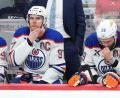 Bild: Nathan Denette/The Canadian Press/AP/dpa
Bleibt bei den Oilers: Connor McDavid (97). Leon Draisaitl freut's.