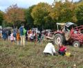 Bild: jr
Kinder und Eltern waren begeistert beim Kartoffelklauben auf dem Feld, das frisch geerntet wurde.