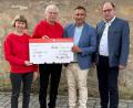 Bild: Susanne Schubert
Susanne und Reinhold Schubert (von links) freuen sich über die 500-Euro-Spende, die ihnen Bürgermeister Marcus Gradl und Sparkassen-Vorstandsmitglied Johann Zach übergeben.