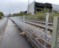 Bild: ge
Die Bahn hat einen 400 Meter langen Metallzaun in Rosenberg zwischen Bahnhof und Bahnweg errichtet.