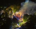 Bild: Lars Haubner/News5/dpa
Das ehemalige Jagdschloss auf dem Gelände des Regensburger Golf- und Landclubs steht in Flammen. Dabei ist ein Schaden in Millionenhöhe entstanden, wie die Polizei mitteilte.