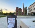 Bild: Matthias Bäumler
An einem Müllkübel im Auenpark hängt ein Plakat, das dazu einlädt, am 11. Oktober mitzumachen, wenn möglichst viele versuchen sollen, im Stadtpark mit einer Gabel Pudding zu essen.