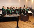 Bild: kro
Der Kammerchor der Kreismusikschule unter der Leitung von Helmut Burkhardt (rechts) imponierte unter anderem mit "Es stunden drei Rosen".