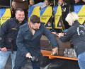 Bild: dob
Bürgermeister Sebastian Giering zapft gekonnt ein Fass Bier an, um den Erntedankmarkt offiziell zu eröffnen. Faschingsvereinsvorsitzender Markus Trescher (links) schaut ihm dabei über die Schulter.