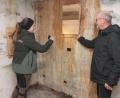 Bild: pi
Revierleiterin Michaela Hamann und Willibald Gleißner freuen sich über die neuen Unterkünfte für die Fledermäuse bei Brünst.