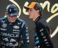 Bild: Vincent Thian/AP/dpa
Wird für WM-Spitzenreiter Oscar Piastri (r) Titelverteidiger Max Verstappen noch zur Gefahr?