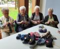 Bild: Elfriede Hölzl
Jede Woche treffen sich Resi Schießl, Angela Forster, Anni Oberndorfer und Hilde Kammerl (von links) im Schwarzenfelder Pfarrheim zum gemeinsamen Sockenstricken.