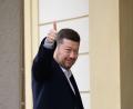 Bild: Kamaryt Michal/CTK/dpa
Der Vorsitzende der Partei Freiheit und direkte Demokratie (SPD), Tomio Okamura, begrüßt Fotografen auf seinem Weg zu Präsident Pavel, der ihn zu einer Nachwahlberatung eingeladen hatte.