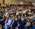 Bild: Kunz
Rund 400 Besucher waren der Einladung der AfD-Landtagsfraktion zum Bürgerdialog mit (vordere Reihe von links) Gerald Grosz, Beatrix von Storch, Katrin Ebner-Steiner, Roland Magerl, Stefan Löw (verdeckt) und Dieter Arnold in die Max-Reger-Halle gefolgt.