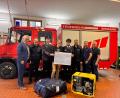 Bild: Feuerwehr Seebarn
Bei der Spendenübergabe waren dabei (von links): Bürgermeister Martin Birner, Werner Höpfl, Johann Fischer, Karin Dobmeier von der Allianz-Versicherungsagentur in Rötz, Dennis Gruber, Benedikt Käsbauer, Feuerwehrbeauftragter Harald Klatzka und Kreisbrandmeister Reinhold Stangl.