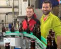 Bild: Gabi Schönberger
Braumeister Uli Scheuerer (rechts) ist mächtig stolz auf seinen ausgezeichneten Gesellen Felix.