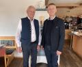 Bild: Regina Kießling
Jubilar Josef Kleindienst und Ursensollens Bürgermeister Albert Geitner.
