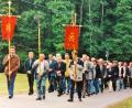Archivbild: MMC Teunz
Die Sodalen bei einer Wallfahrt zur Jakobkirche Fuchsberg im Jahr 2002.