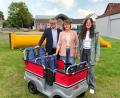 Bild:  G. Fleischmann
Große Freude herrscht bei Bürgermeister Martin Birner mit FEE-Geschäftsführerin Gerlinde Fleischmann (Mitte) und der Krippenleitung Verena Stier über den neuen Krippenbus.