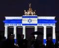 Bild: Britta Pedersen/dpa
Das Brandenburger Tor ist in den Farben der israelischen Flagge angestrahlt.