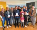 Bild: Andreas Hofmeister, Stadt Schwandorf
Diese Ehrenamtlichen waren bei der Überreichung der Karte anwesend (von links): Barbara Aved (Amt Zentrale Steuerung und Dienste), Horst Hohler, Ziya Ahadov, Johannes Wienhold, Uli Raß, Carmen Edenhart mit Madita und Julian, Alexander Zimmermann, Timo Wellnhofer und Oberbürgermeister Andreas Feller.
