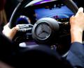 Bild: Sven Hoppe/dpa
Mercedes-Benz hat erneut weniger Fahrzeuge verkauft. (Archivbild)