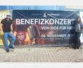 Bild: luk
Unter anderem mit einem Banner rühren Nicole und Marco Kiele die Werbetrommel für das Benefizkonzert zugunsten der Kinderkrebshilfe.